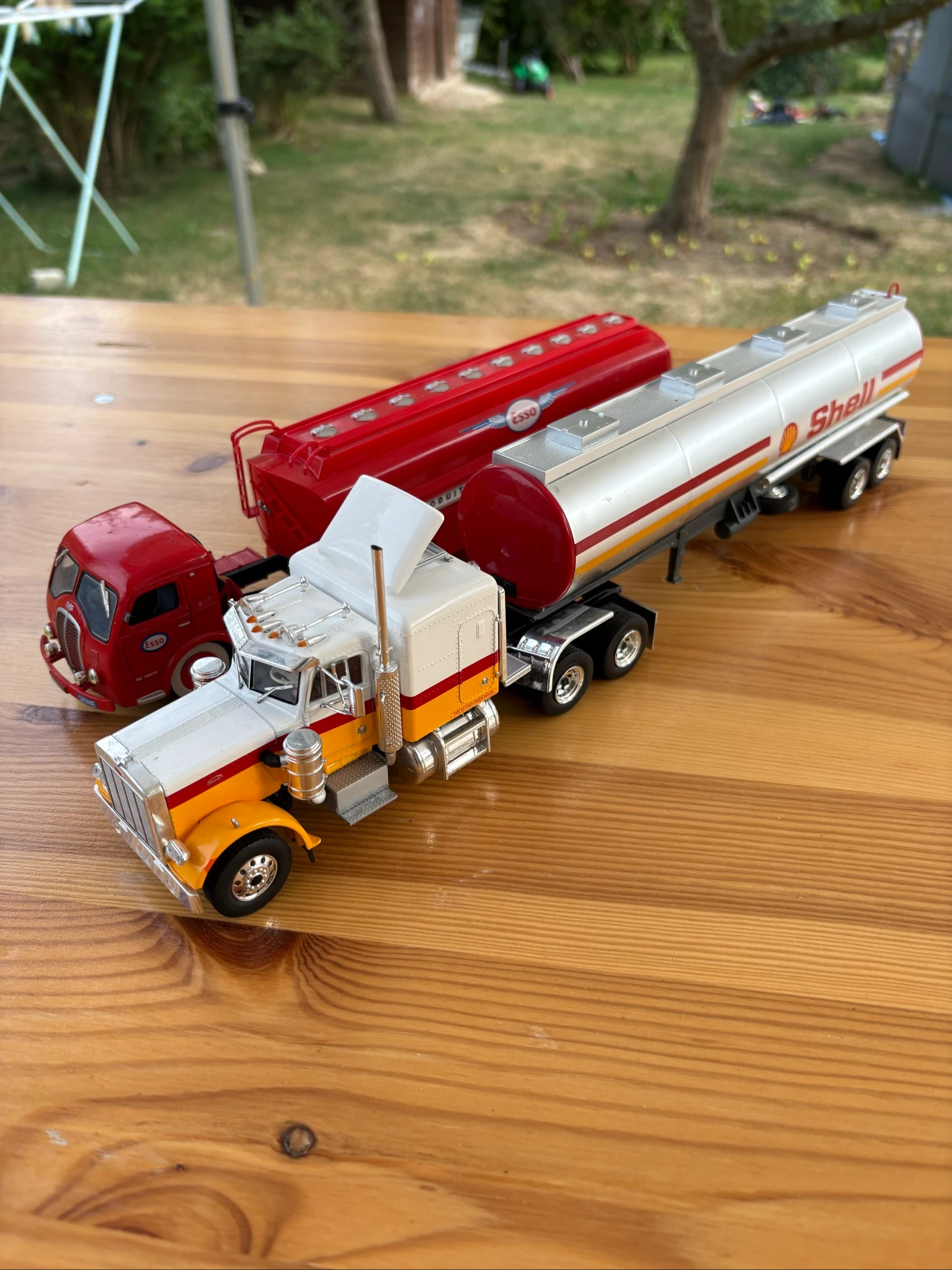 Lot de 2 camions de collection